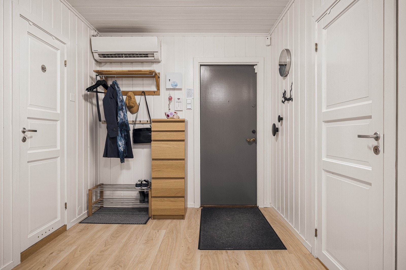 Entreen har varme i gulvet, og luft til luft varmepumpe! Galleribilde