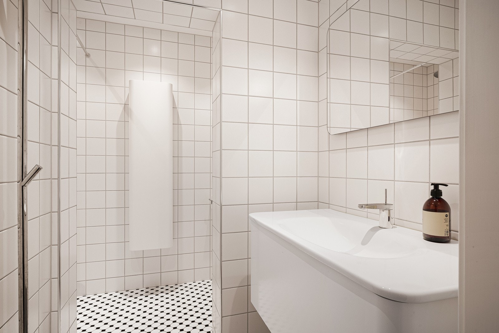 Badet er på 4,3 kvm, pusset opp i 2015. Galleribilde