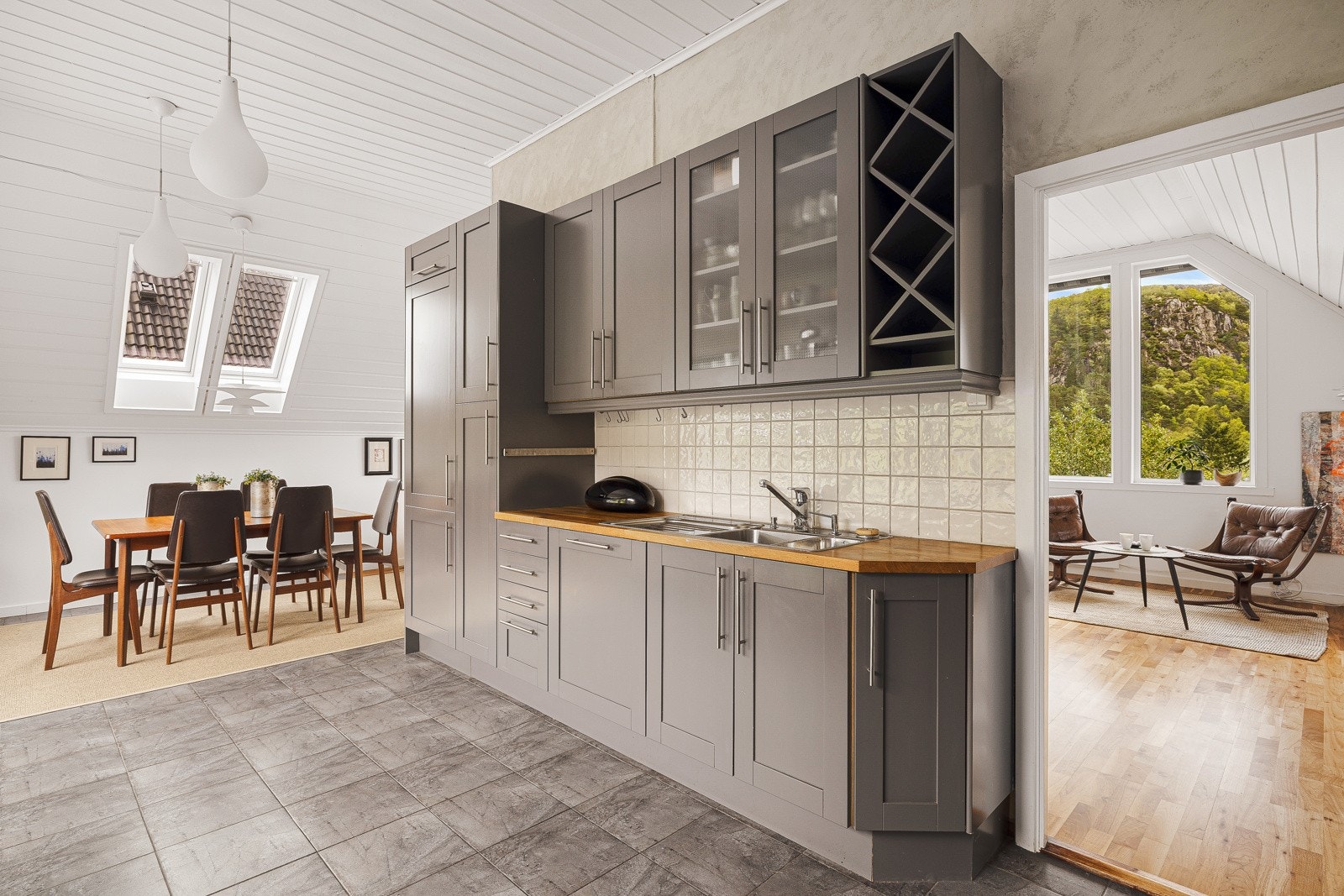 Kjøkkenet er utstyrt med integrert oppvaskmaskin, stekeovn, platetopp, mirkobølgeovn og kjøle/fryseskap. Galleribilde