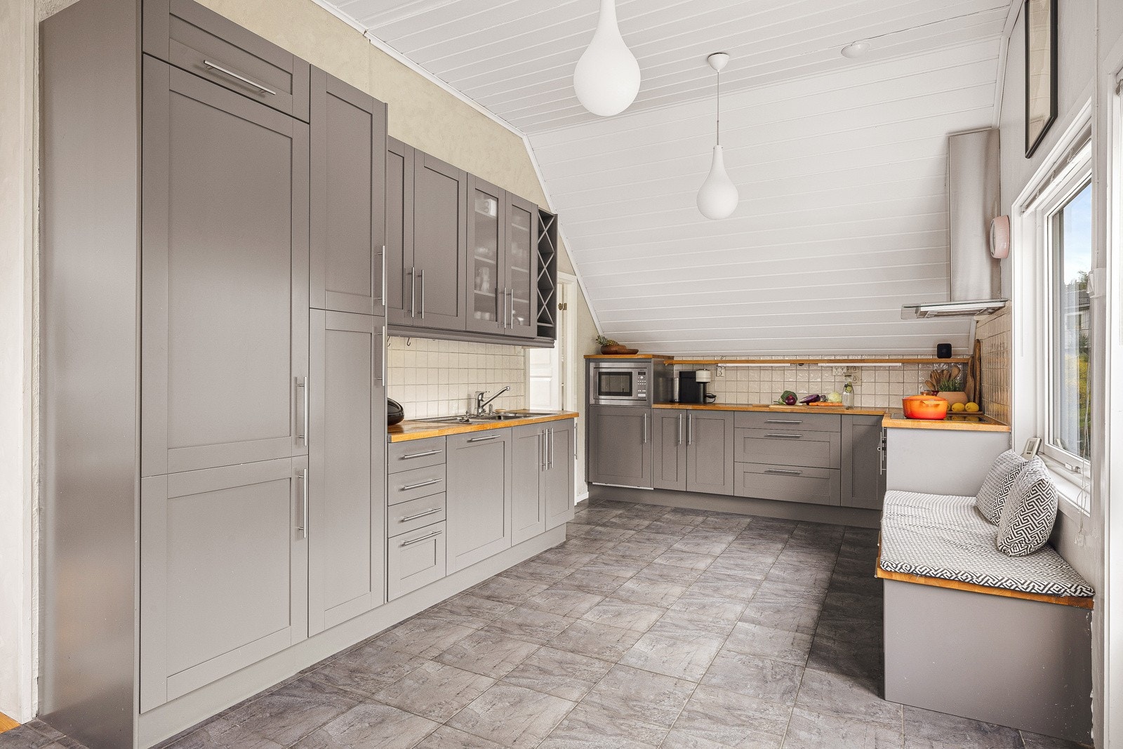 Her har man rikelig med benke- og skapplass. Galleribilde