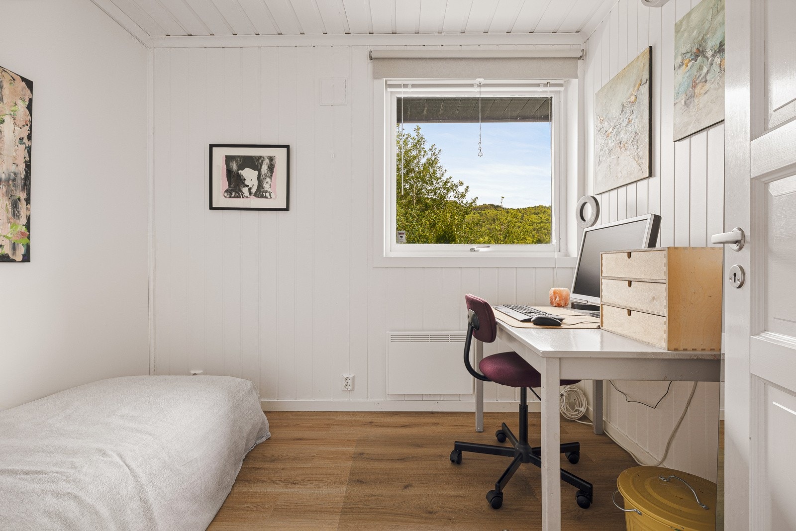 Soverommene har plass til seng, garderobeskap, nattbord og skrivebord. Galleribilde