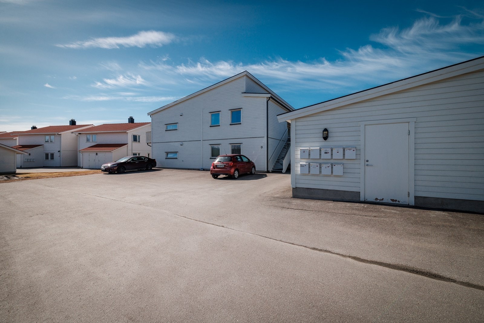 Hver leilighet disponerer en utebod i felles bodbygning ved parkeringsområdet, sees til høyre på bildet Galleribilde