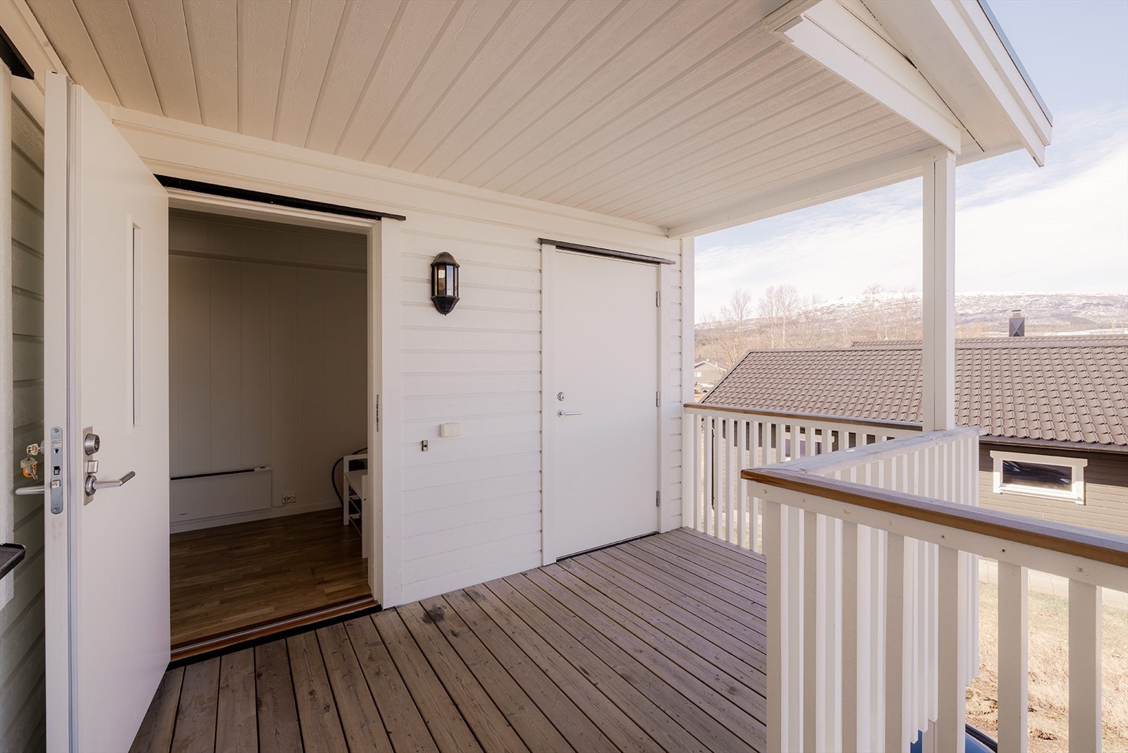 Overbygget inngangsparti. Løfteplattformen stopper like ved inngangen Galleribilde