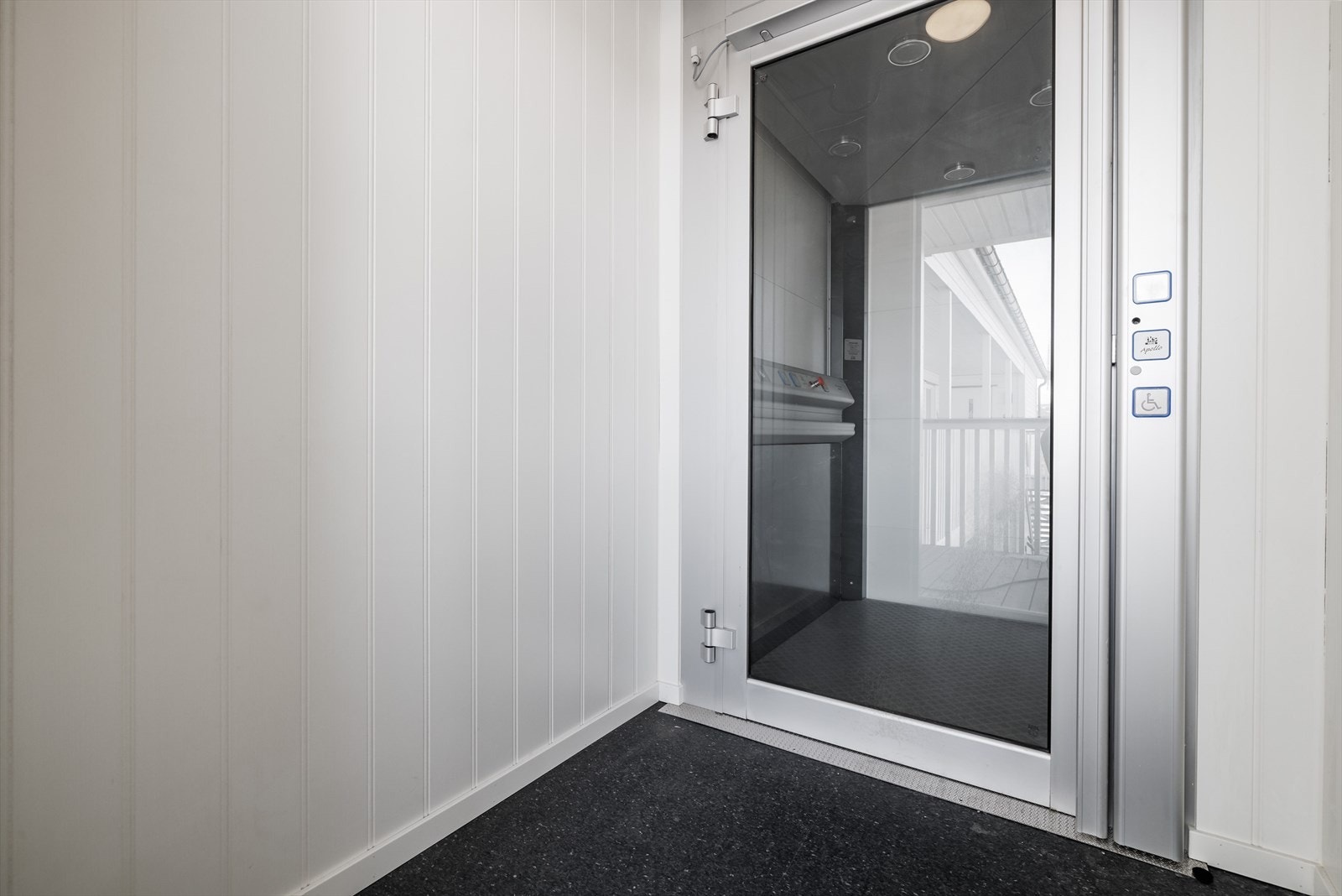 Adkomst til 2. etg via løfteplattform eller trapp Galleribilde