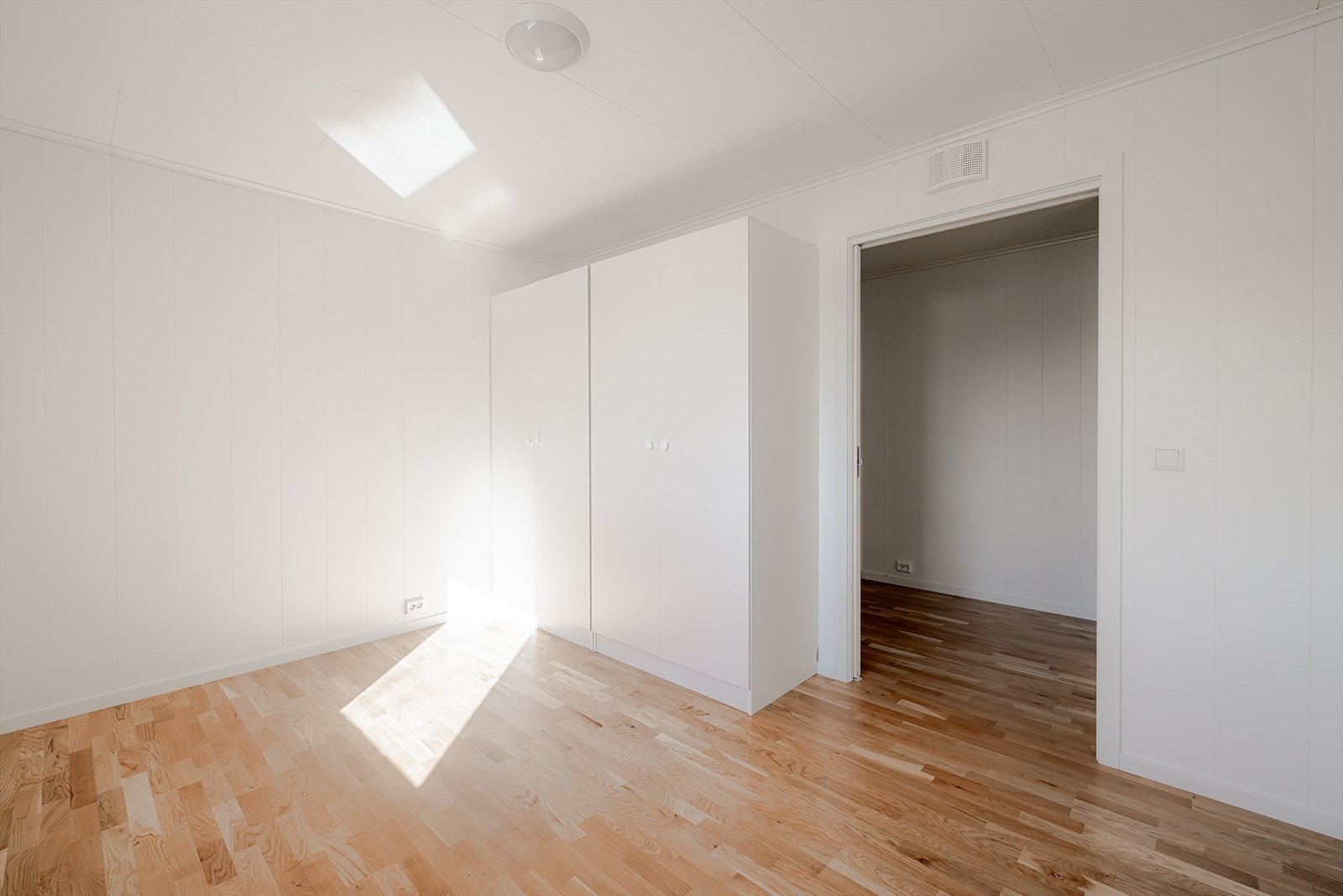 Garderobeskap medfølger Galleribilde