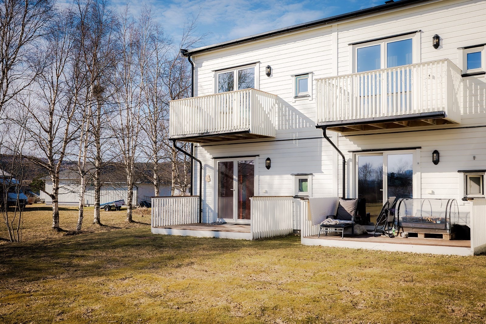 Eiendommen ligger i et etablert boligområde, ca. 1,5 km fra sentrum. Gangavstand til matbutikk, barnehage, skoler og Fauskebadet med badstue, boblebad, terapibasseng ++. Fine turområder i nærheten Galleribilde