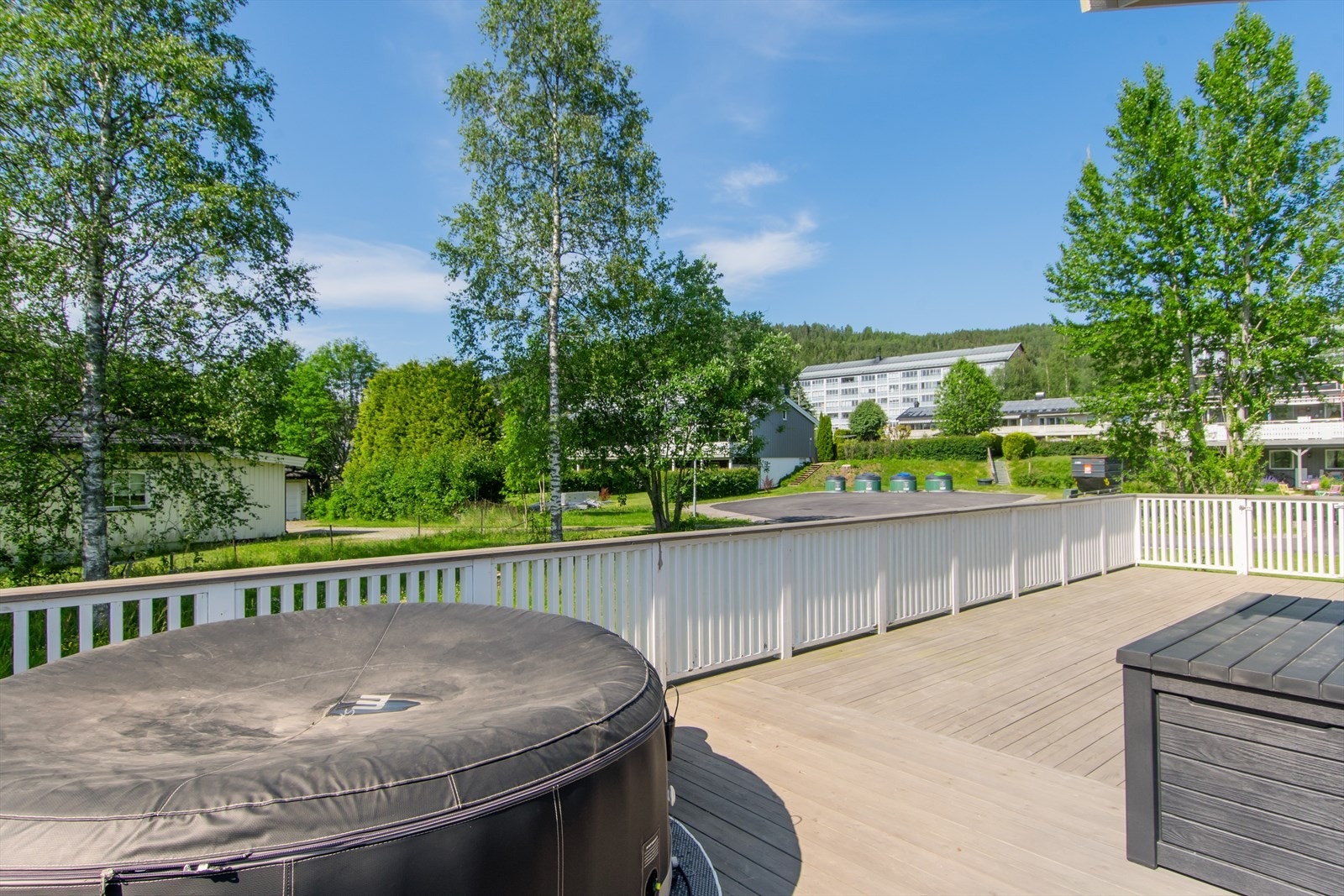 Høyt over området rundt. Der nede grenser eiendommen til Brugata Galleribilde