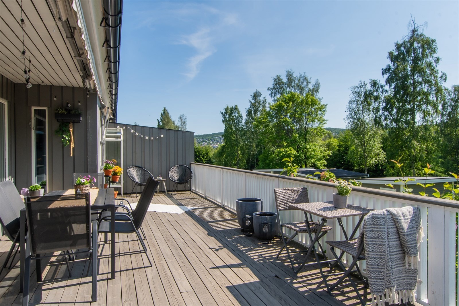 Romslig og solrik terrasse Galleribilde