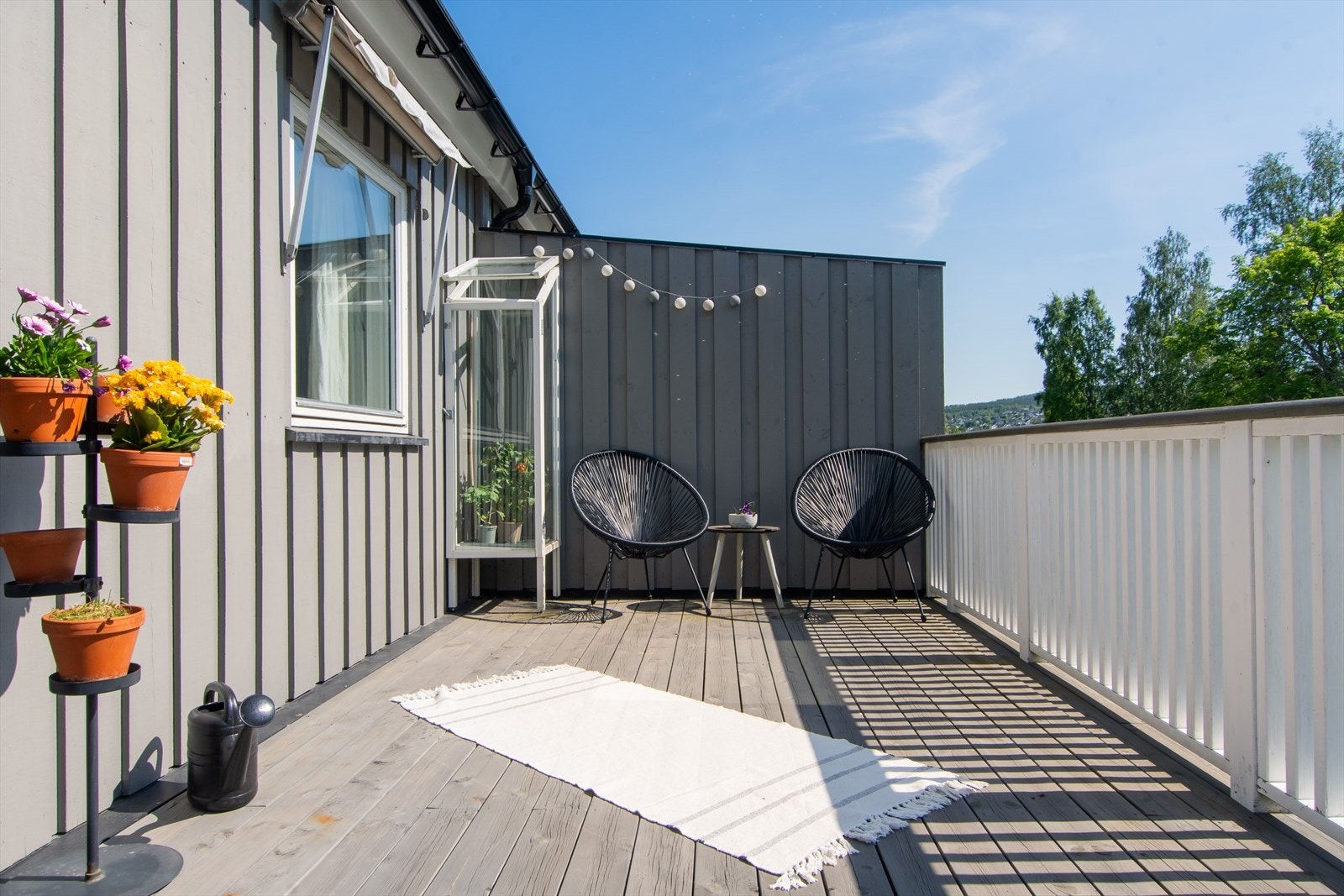 Usjenert plass i solen Galleribilde