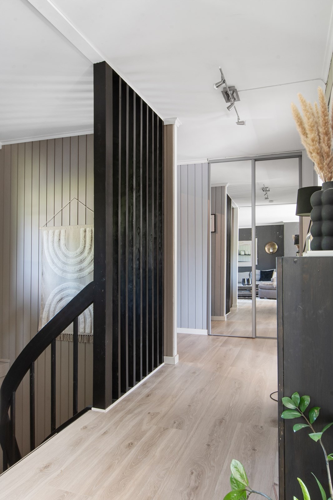 Mellomgang med speildørsgarderobe Galleribilde