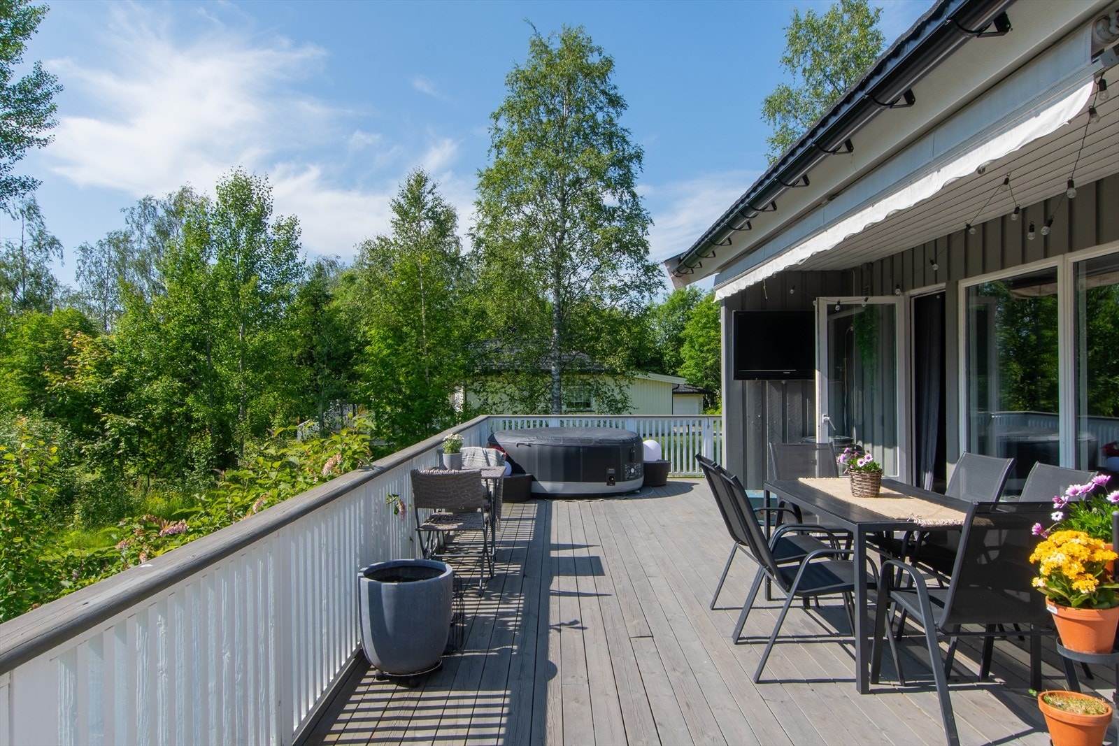 Sydvendt og nedgang til hage Galleribilde