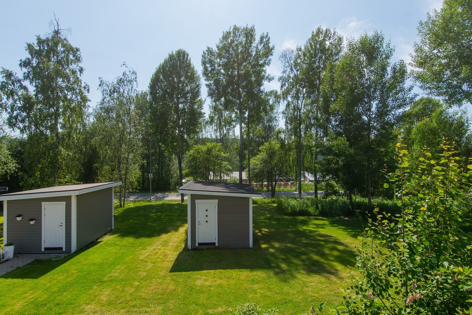 I hagen mot veien har du en romslig redskapsbod Galleribilde