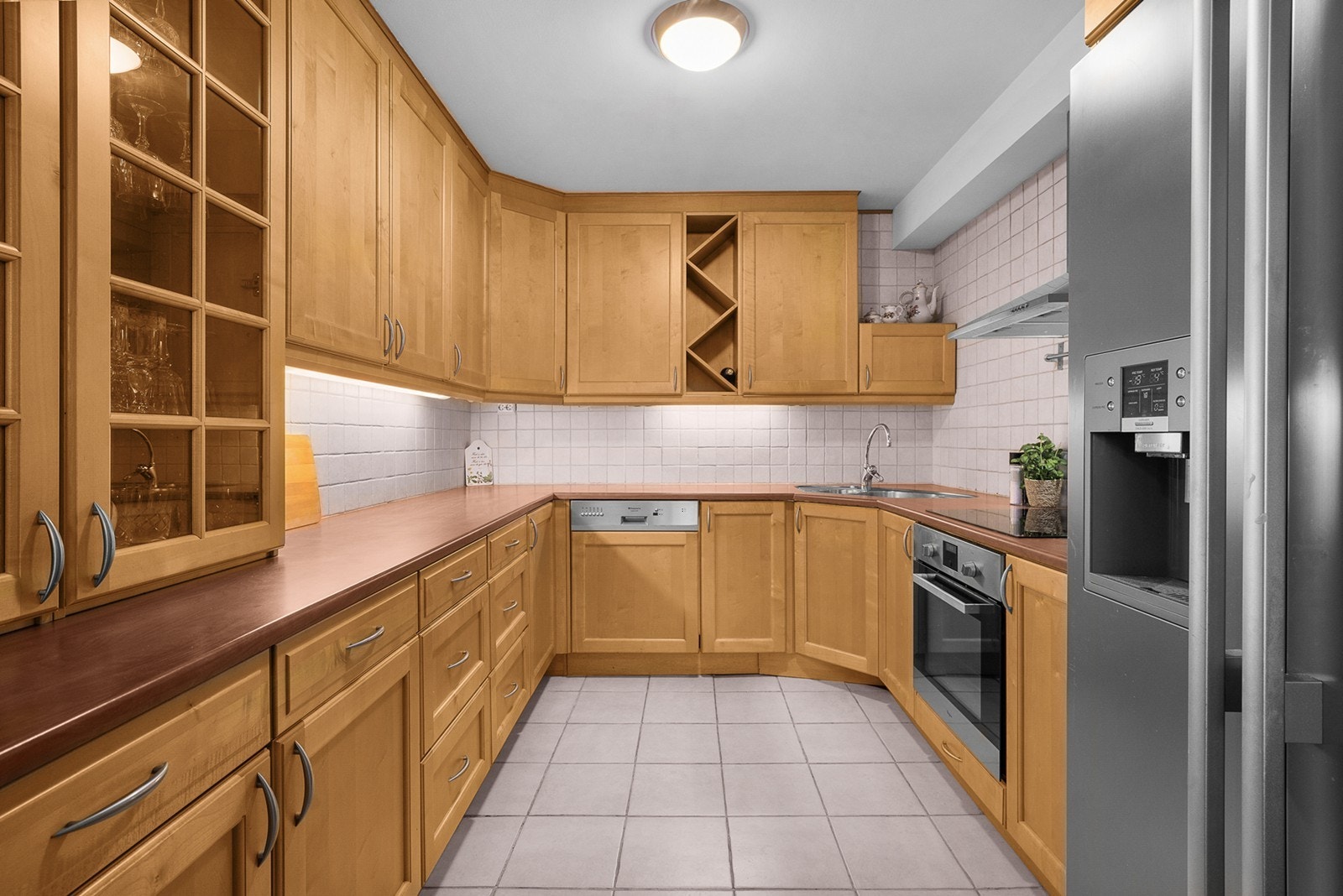 Kjøkkenet er innbydende og praktisk, med klassisk innredning med profilerte fronter og gode løsninger for både oppbevaring og matlaging Galleribilde