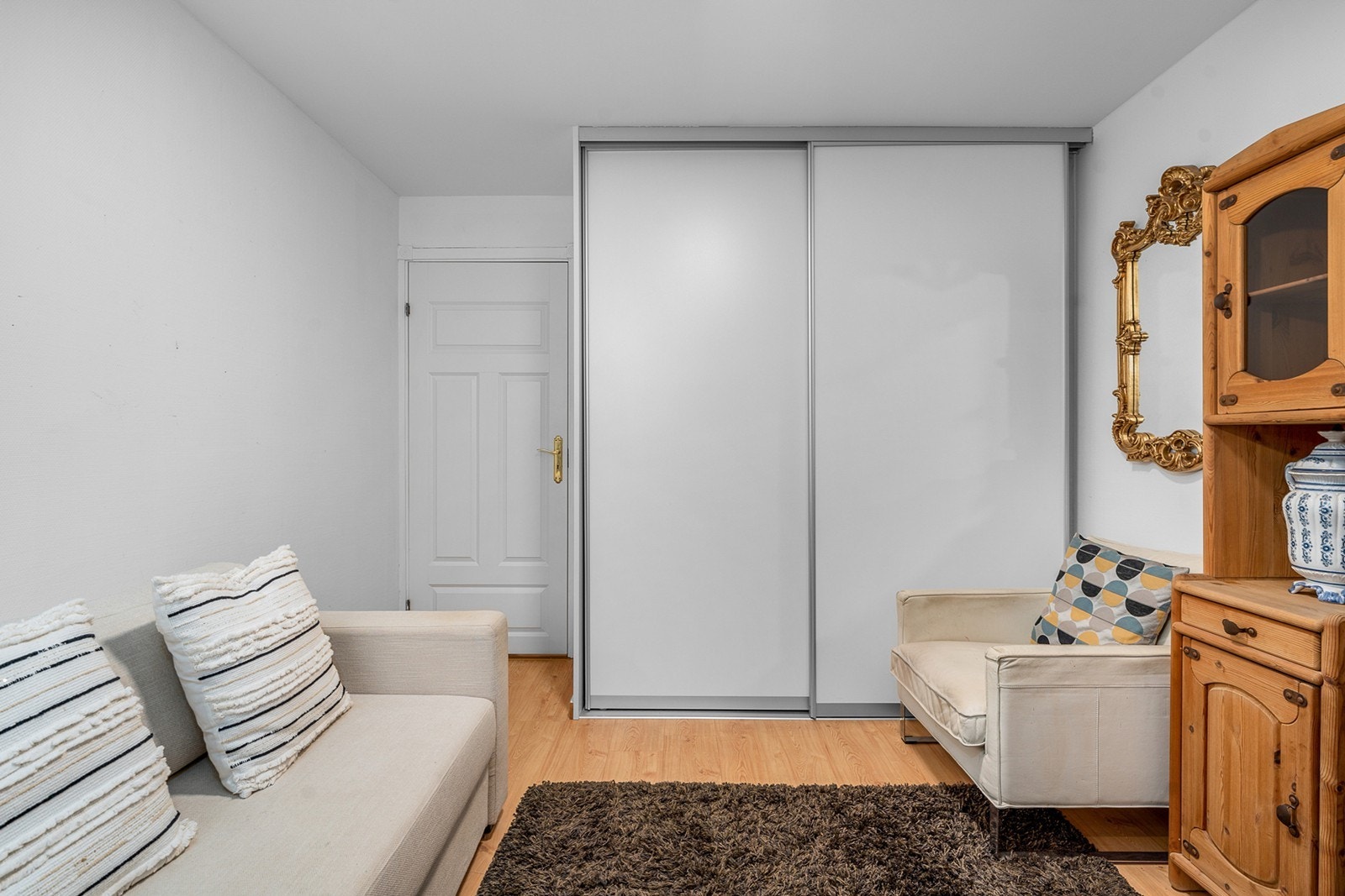 Stort garderobeskap gir godt med oppbevaringsplass Galleribilde