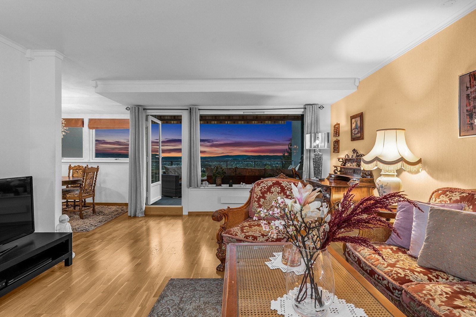 Lys og luftig stue med store vindusflater som slipper inn rikelig med naturlig lys og fra stuen har du direkte adgang til her herlig balkong Galleribilde