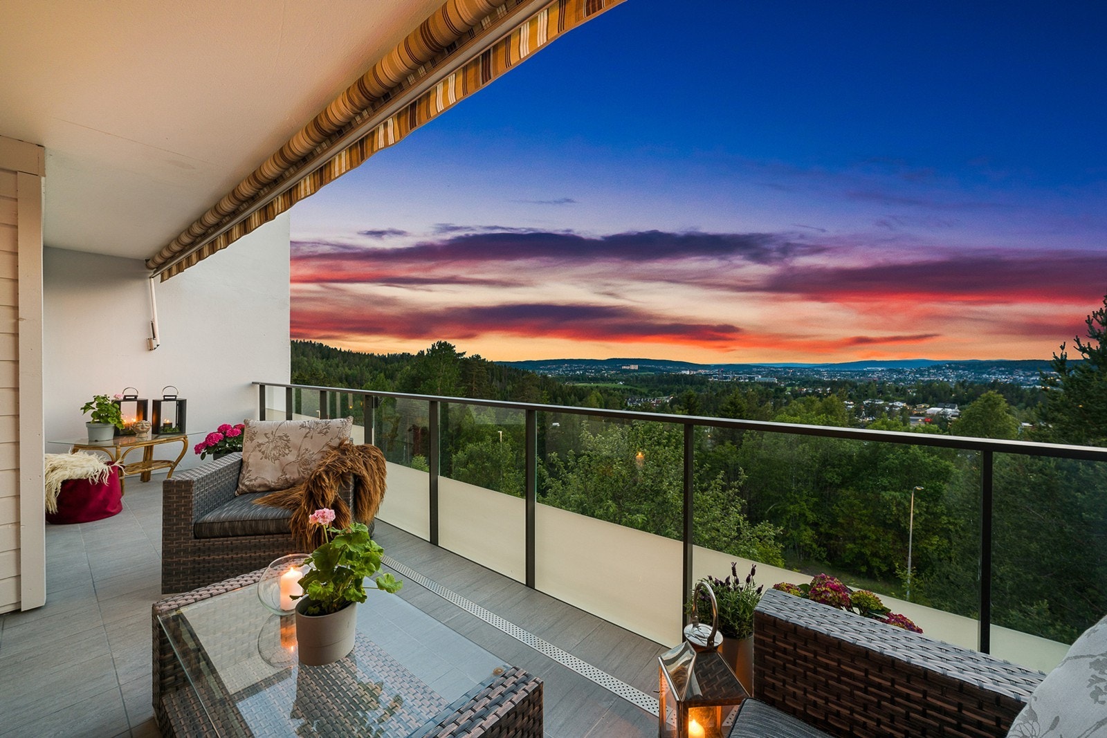 Romslig balkongen på ca. 17 kvm som fungerer som en fin forlengelse av stuen og gir en lun og privat uteplass med mange kvaliteter Galleribilde