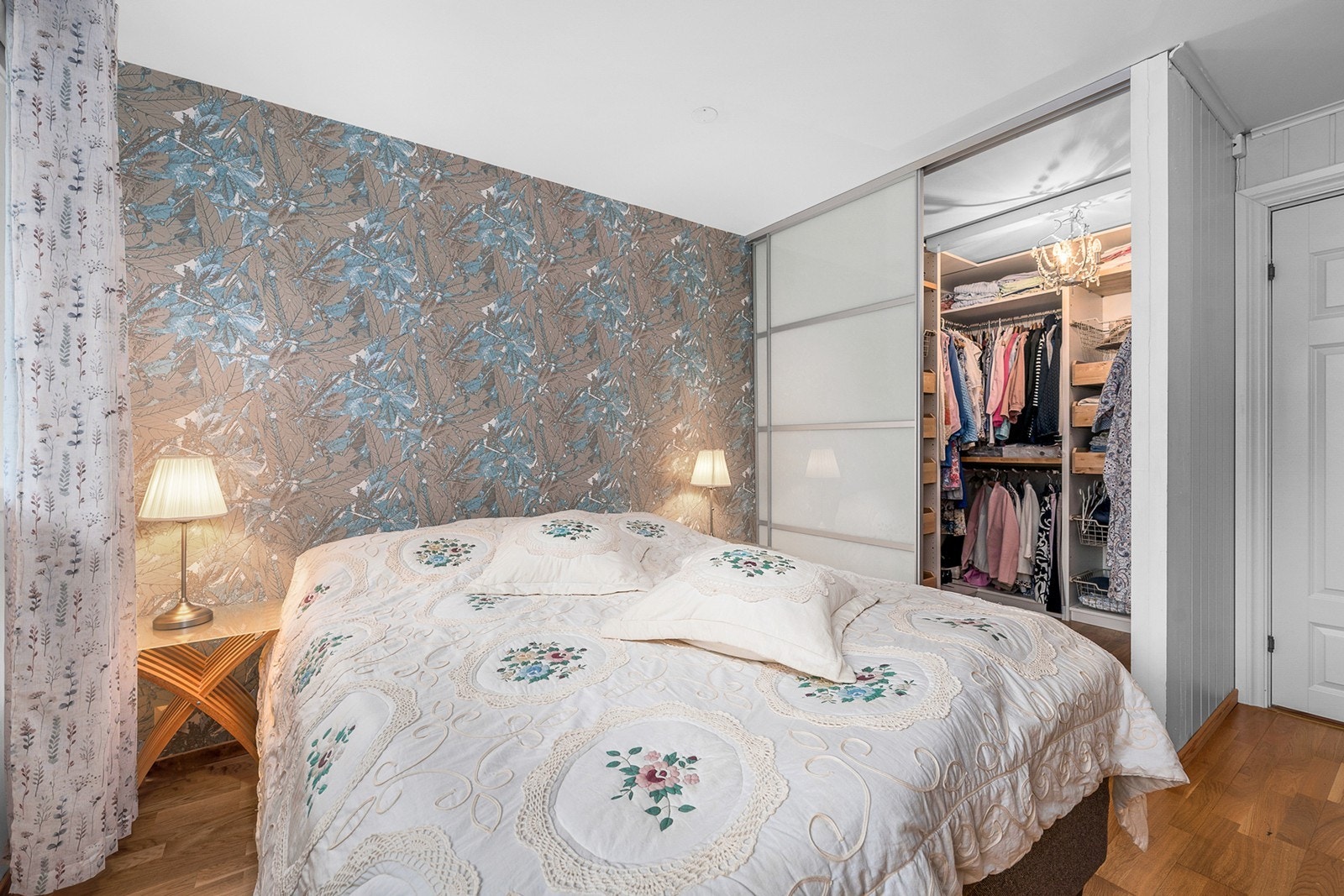 Det er store vindusflater som slipper inn rikelig med naturlig lys og bidrar til god ventilasjon Galleribilde