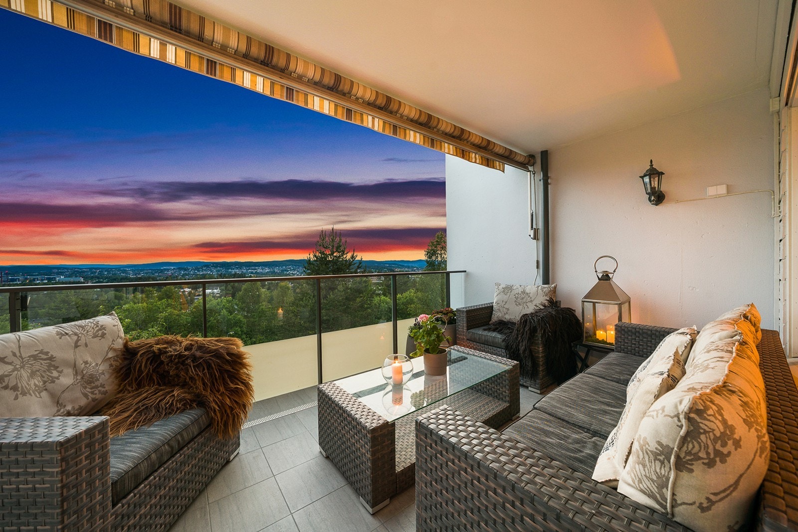 Lys og romslig 3-roms med stor balkong, garasjeplass og flott utsikt - Sen kveldssol og attraktiv beliggenhet Galleribilde