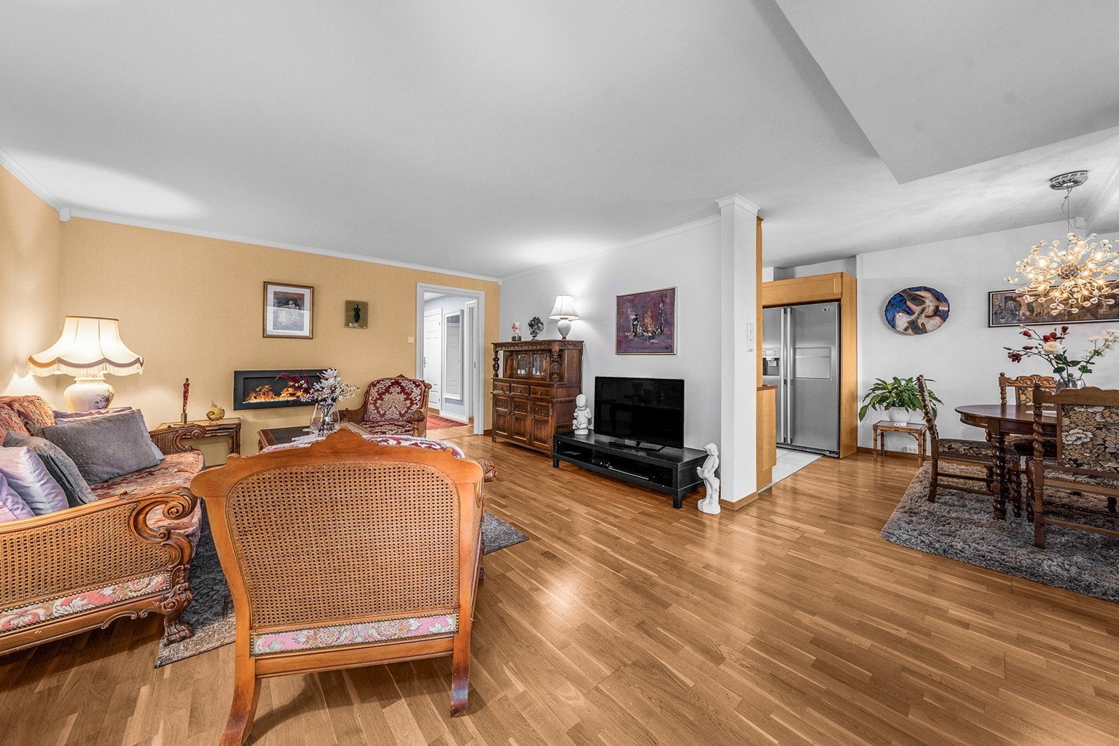 Det er avsatt naturlig plass til spisegruppe i tilknytning til stuen/ kjøkkenet. Fra stuen har du direkte adgang til boligens balkong Galleribilde