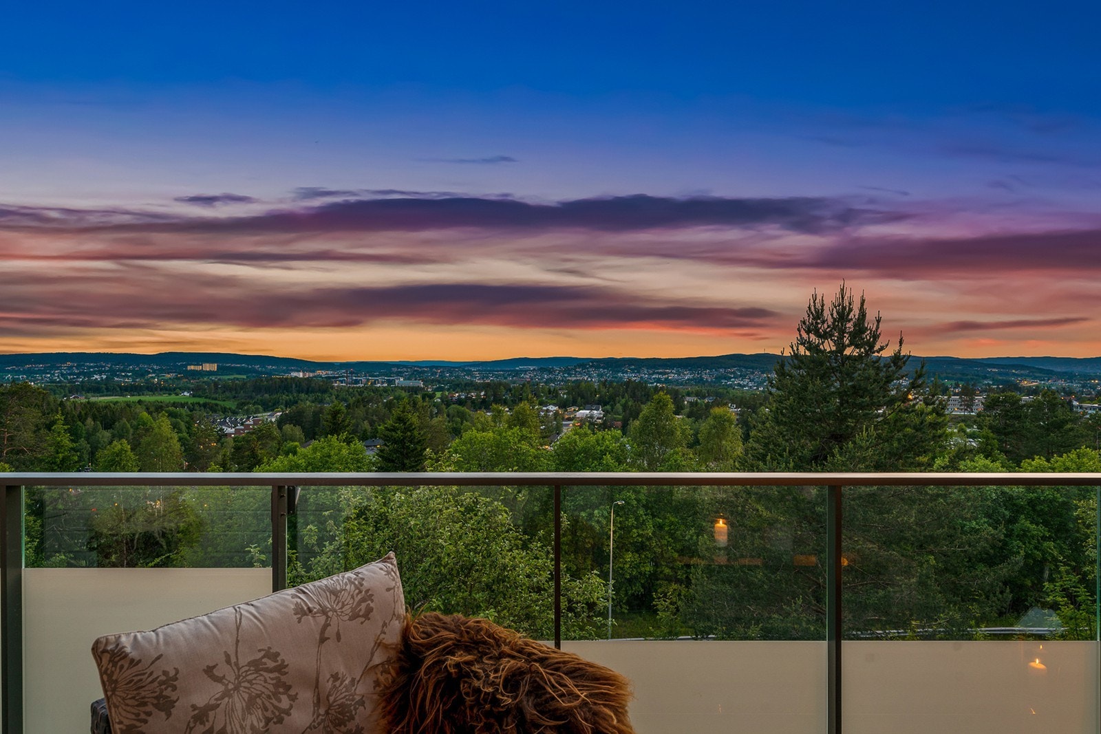 Den er oppført i solide betongkonstruksjoner og har flislagt gulv, moderne rekkverk i metall og glass (ca. 1,06 m høyde) som gir både sikkerhet og et stilrent uttrykk Galleribilde