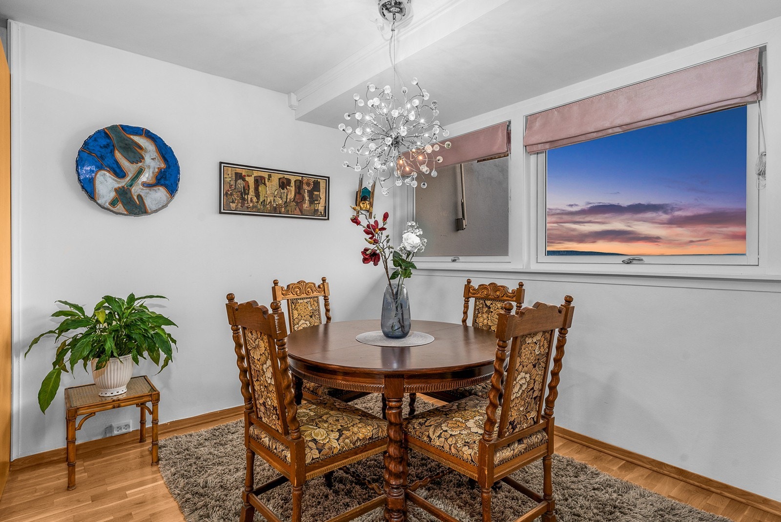 Det er avsatt naturlig plass til spisegruppe i tilknytning til stuen/ kjøkkenet Galleribilde