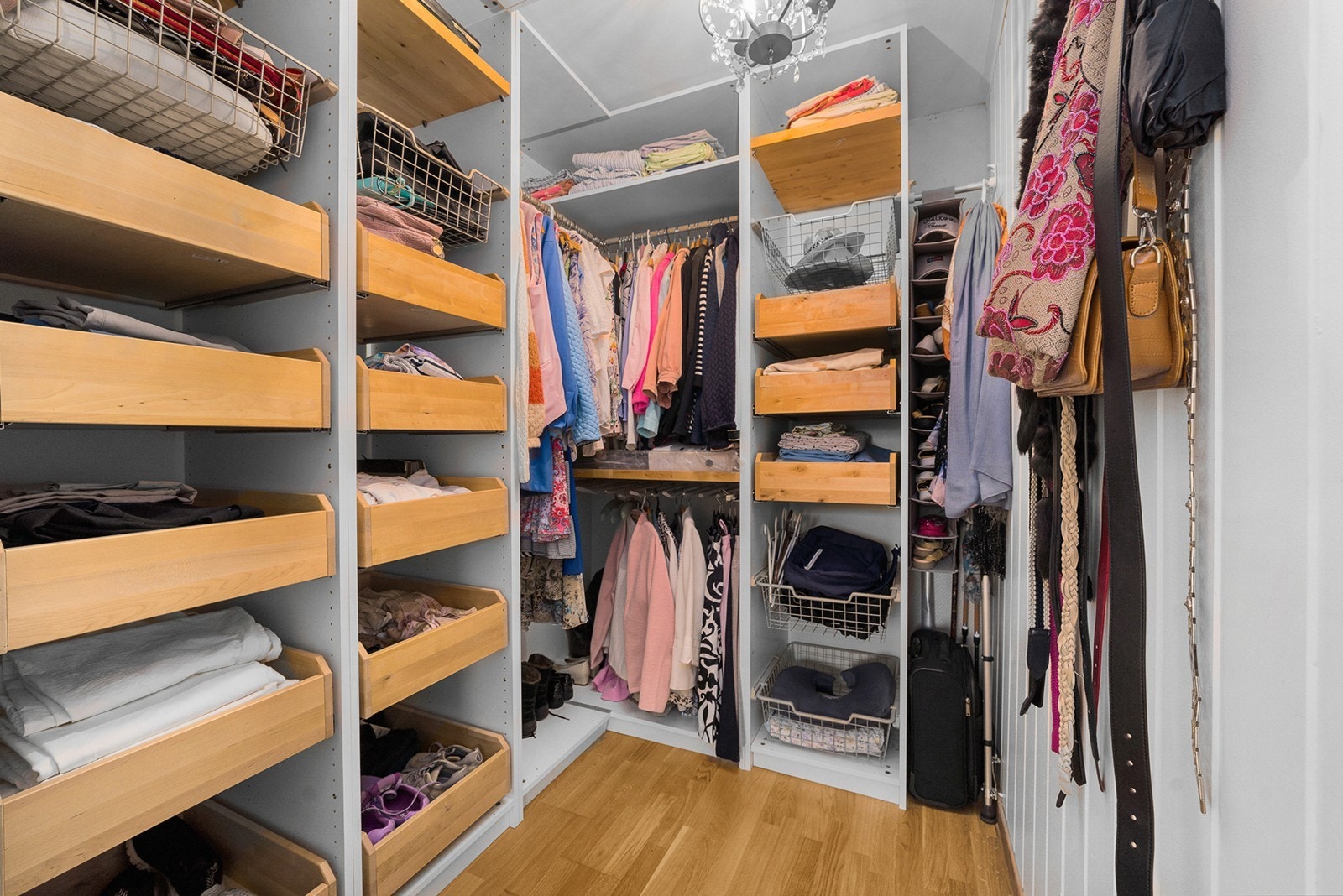 I tilknytning til hovedsoverommet finner du et generøst walk-in closet med god plass til både klær og tilbehør - en praktisk løsning Galleribilde