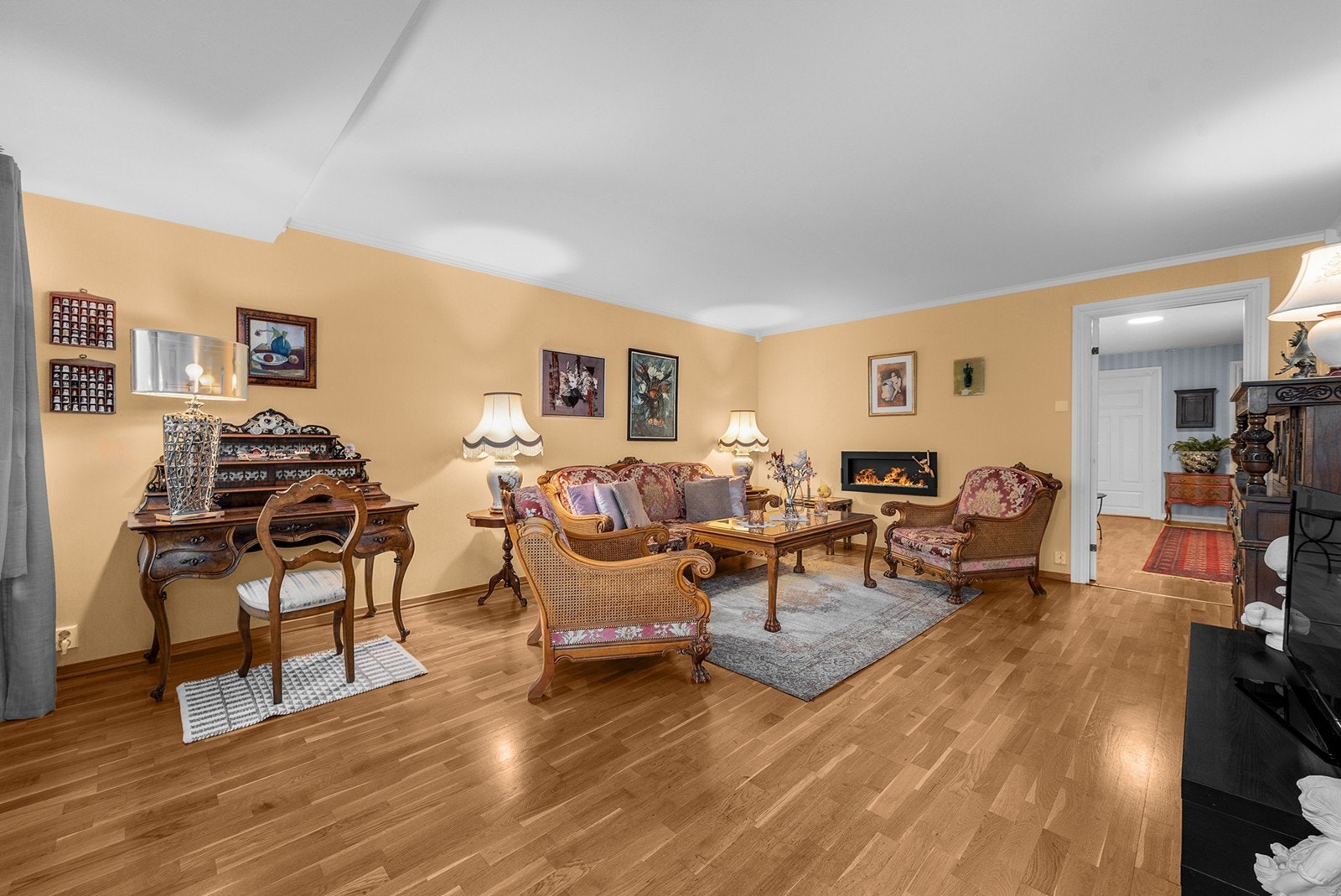 Stuen er lett å xmøblere og har god plass til sofagruppe og TV med tilhørende møblement, spisebord og annet ønsket interiør Galleribilde