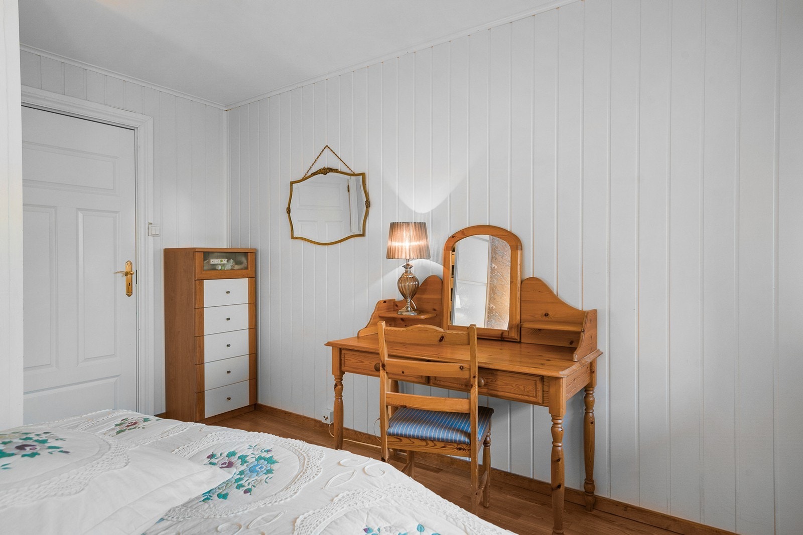 Rommet har trepanel på geggene og himlingen er bestående av malte plater Galleribilde