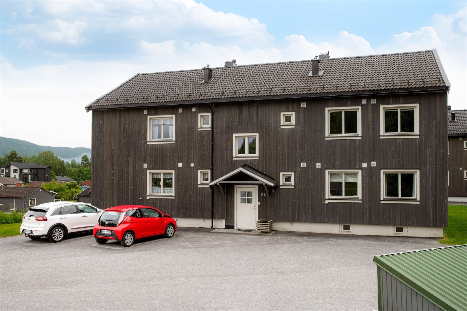 Leiligheten disponerer i tillegg egen garasjeplass i felles garasjerekke, samt én bod på loft og to boder i kjeller. Galleribilde