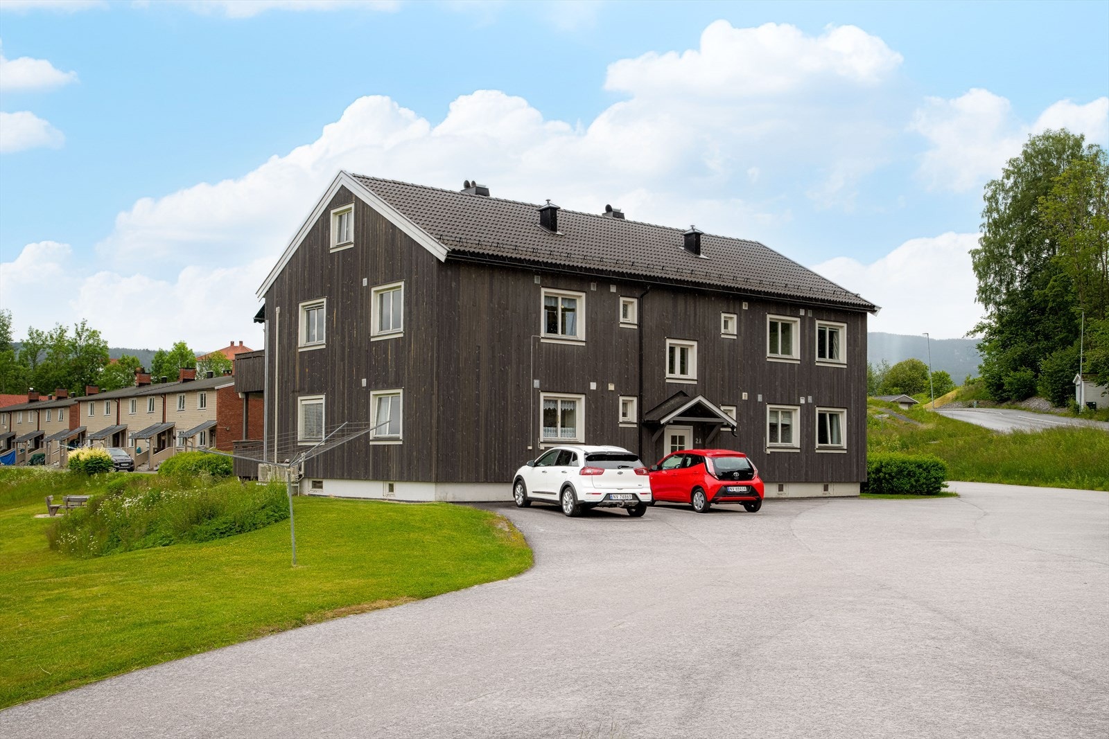 Leiligheten ligger i et rolig og godt etablert boligområde på Tinnesmoen, i nærheten av Notodden sykehus. Kort vei til barnehager og barneskole. Galleribilde