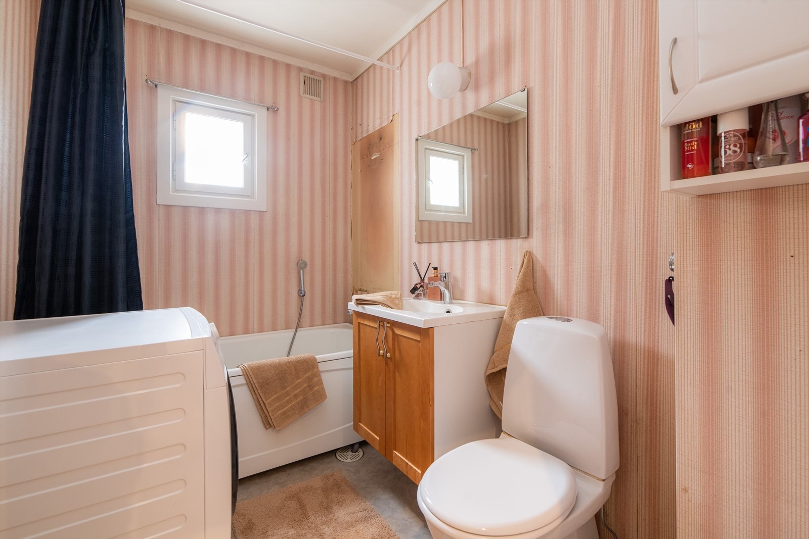 Badet er av eldre standard, utstyrt med badekar og delvis opplegg for vaskemaskin. hvorav avløp går til badekar. Nyere servantinnredning og toalett. Galleribilde