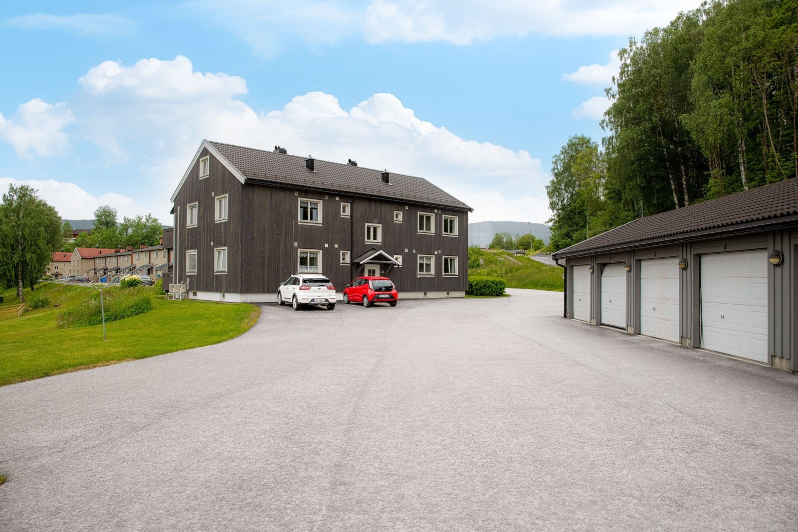 Tomten er pent opparbeidet med store, felles grøntarealer med gressplen og diverse beplantning, samt sittegruppe til felles bruk. Asfalterte internveier. Galleribilde