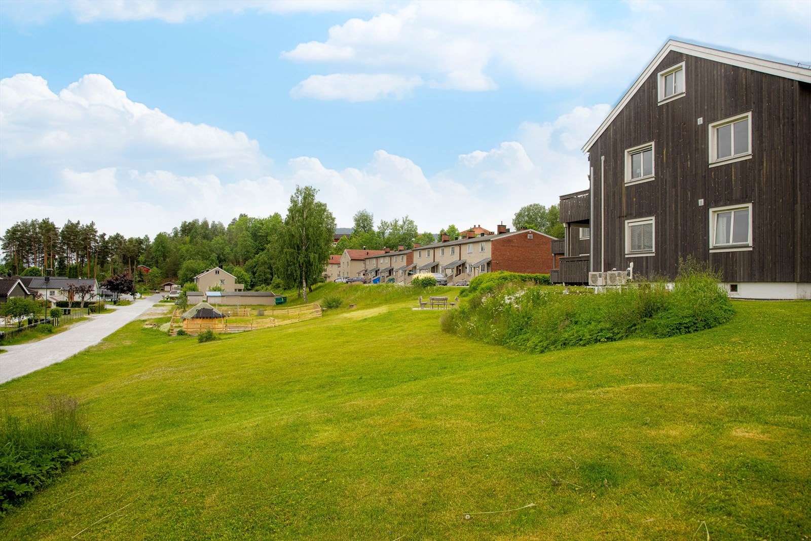 Rett i nærheten av boligen er det også opparbeidet et hyggelig parkområde med store grøntarealer, grusbane og sittegruppe til felles bruk. Galleribilde