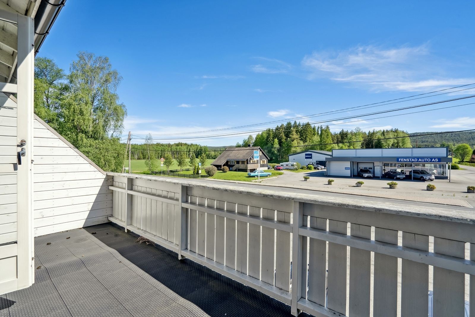 Balkongen er stor og har gode solforhold Galleribilde