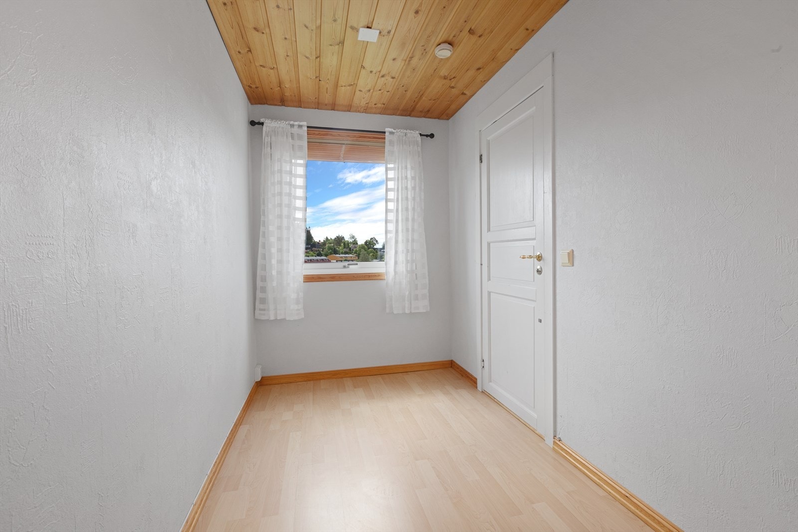 Disponibelt rom med mange bruksmuligheter. Perfekt for f.eks gjester eller hjemmekontor Galleribilde