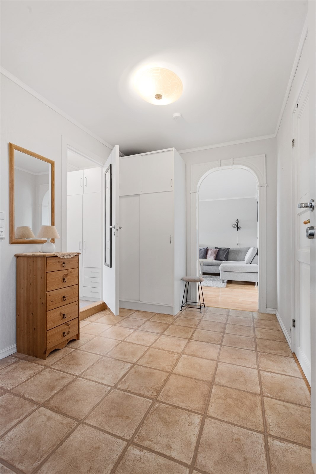 Velkommen inn i en lys og praktisk entré med god plass til oppheng og oppbevaring Galleribilde
