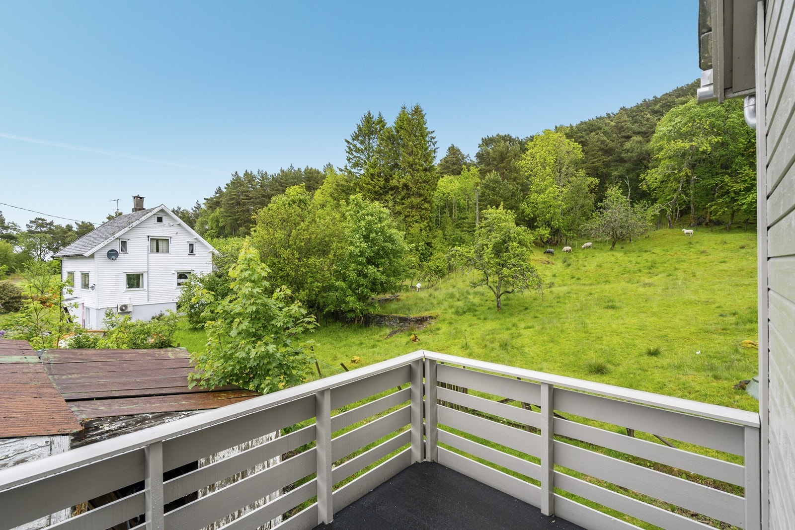 Terrassen ligger på nordsiden og gir god kveldssol Galleribilde