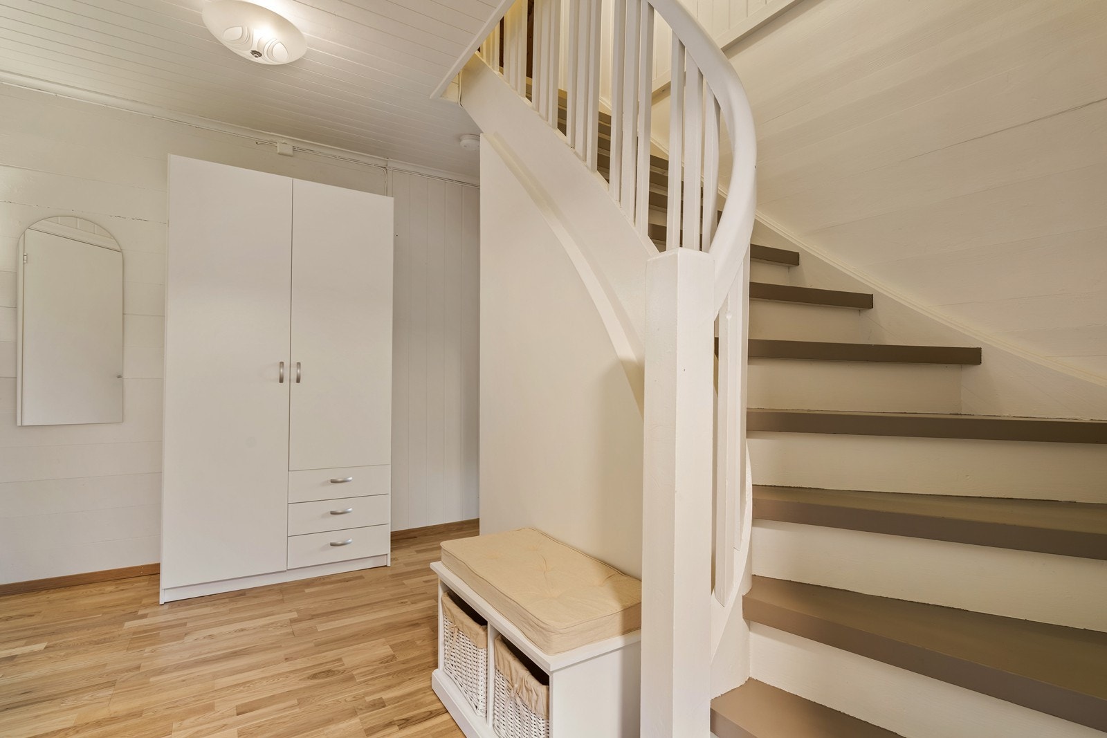 Pen trapp i hallen for oppgang til loftet Galleribilde