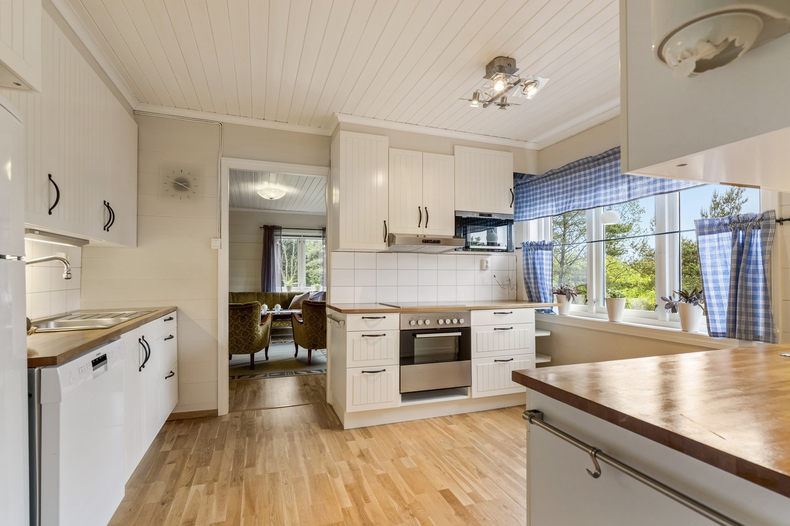 Romslig kjøkken med god skap- og benkeplass Galleribilde