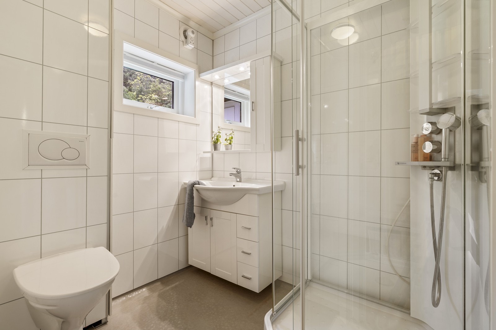 Nyere lekkert baderom m/dusj/vask /veggh. wc Galleribilde