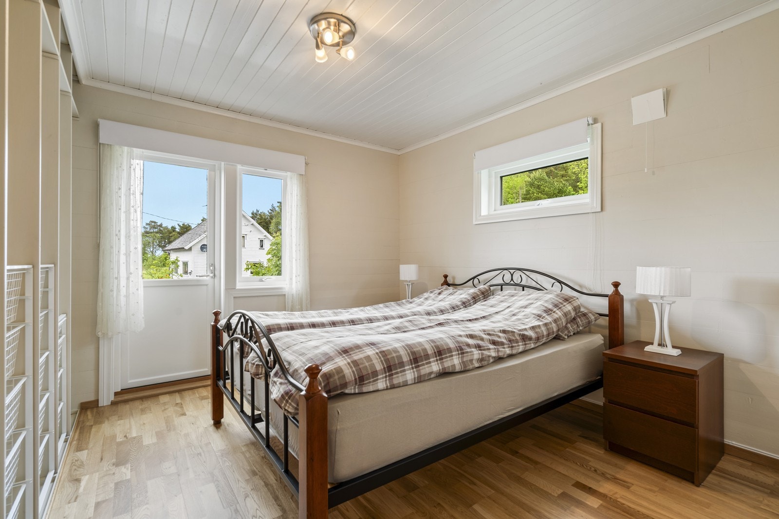 Foreldresoverom med god garderobe Galleribilde