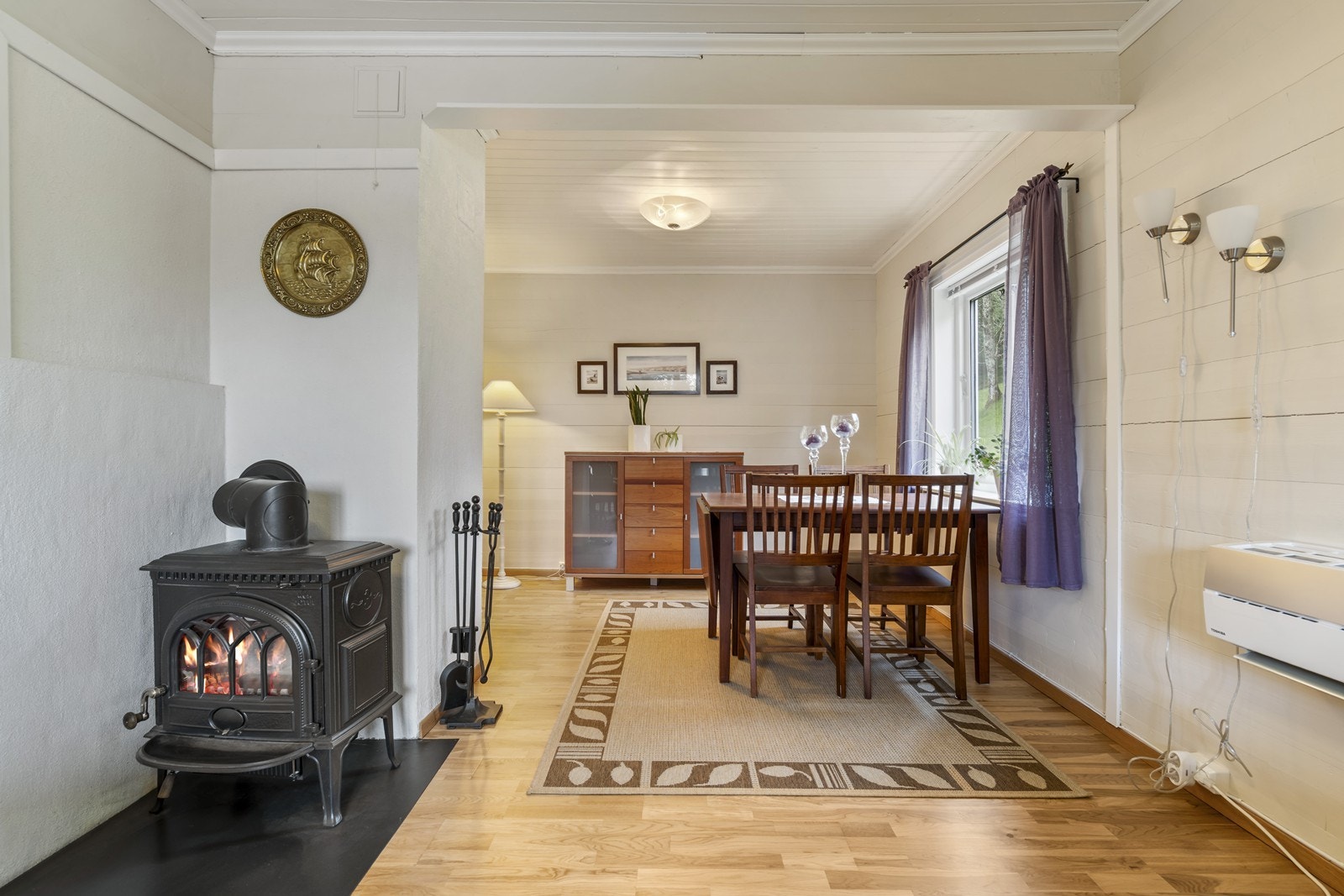 Stuen har god peisovn som kan nytes på høst og vinter Galleribilde