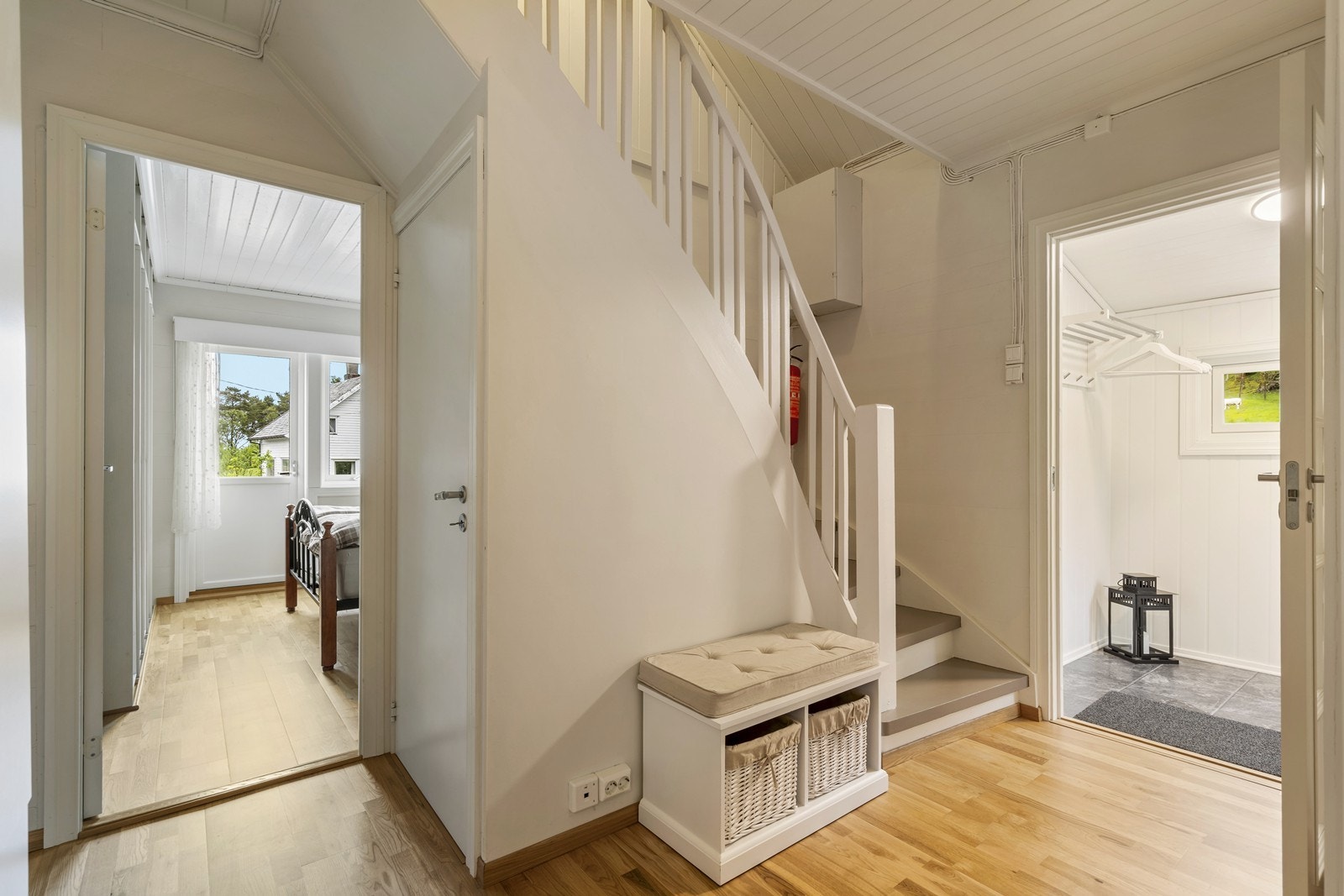 Hall m/oppgang til loft Galleribilde