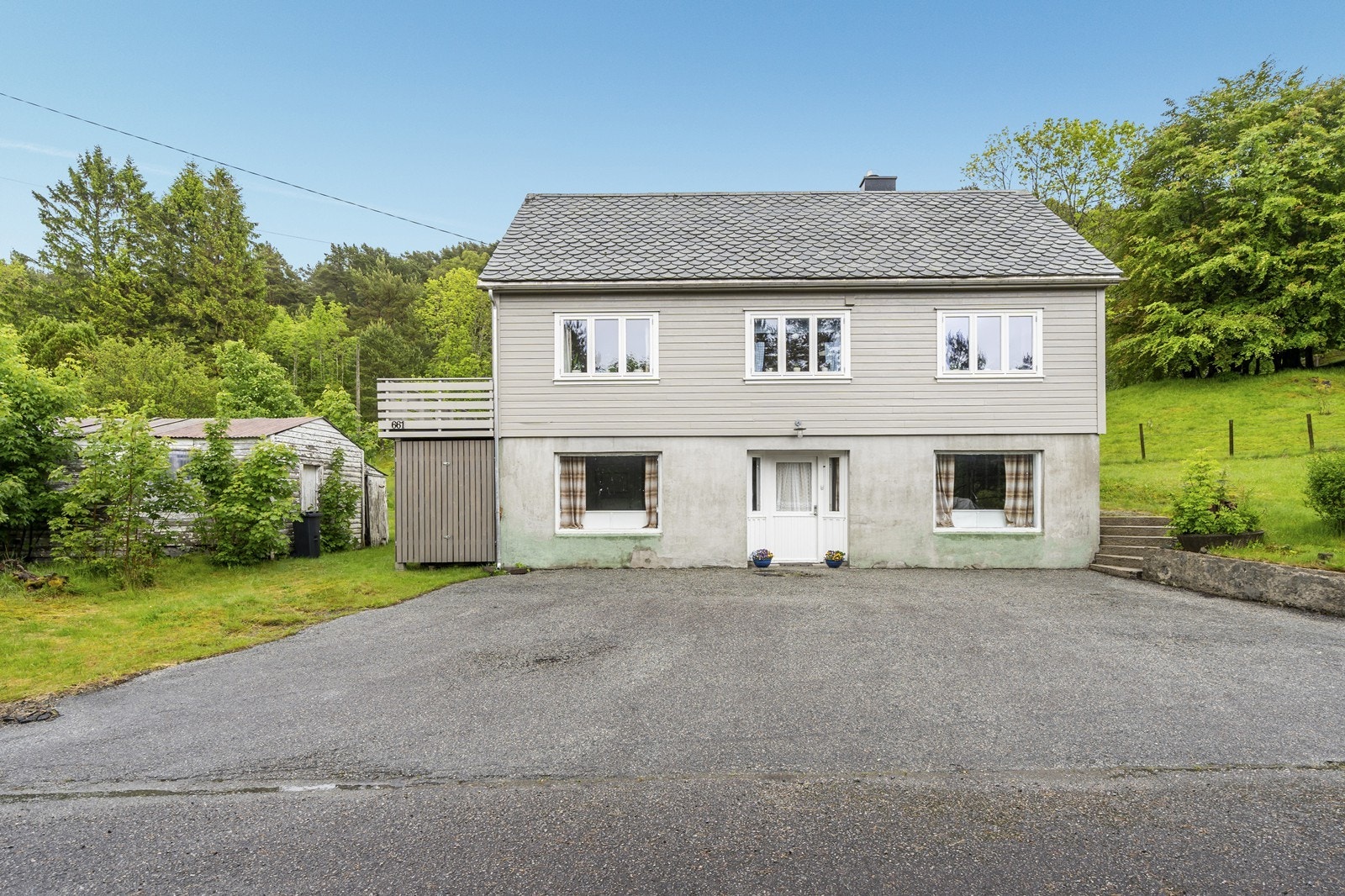 Enebolig med næringslokaler i første etasje Galleribilde