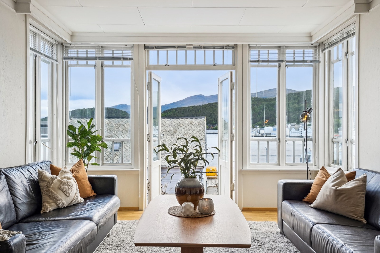 Tofløyet dør ut i det klassiske karnappet på stuen. Galleribilde