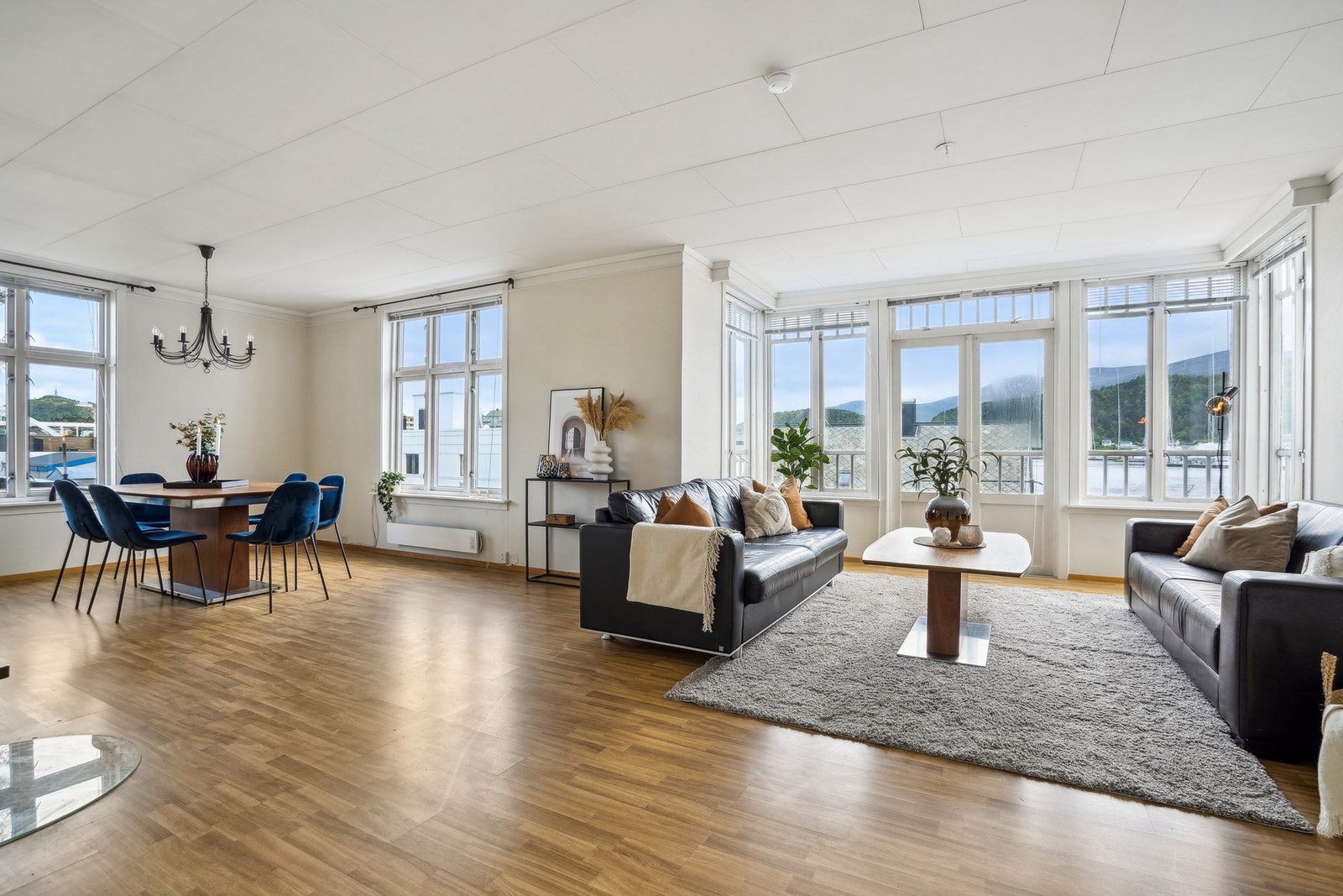 Det er gulvoverflater av laminat, og på veggene er det malte flater. Galleribilde