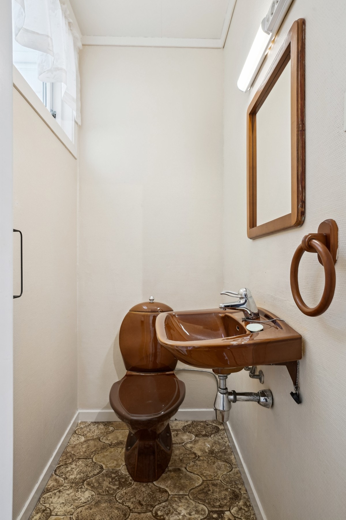 Toalettrommet har malte flater i himling/ innvendig takflate og belegg på gulv. Rommet er innredet med servant og toalett. Galleribilde