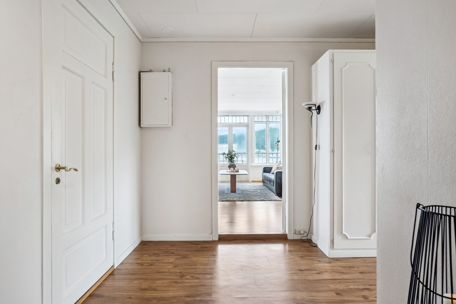 En lys og åpen gang med god plass til garderobeskap. Galleribilde