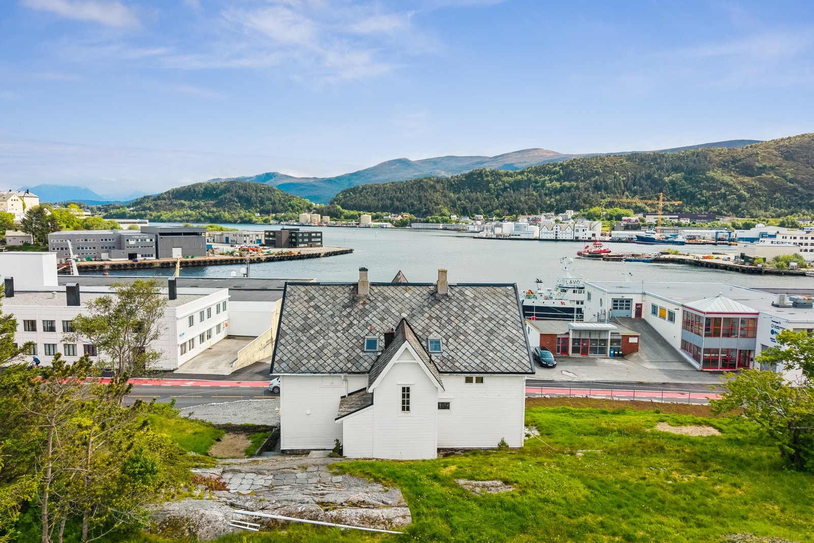 Boligen ligger sentralt til med kort vei til det meste du skulle trenge. Galleribilde