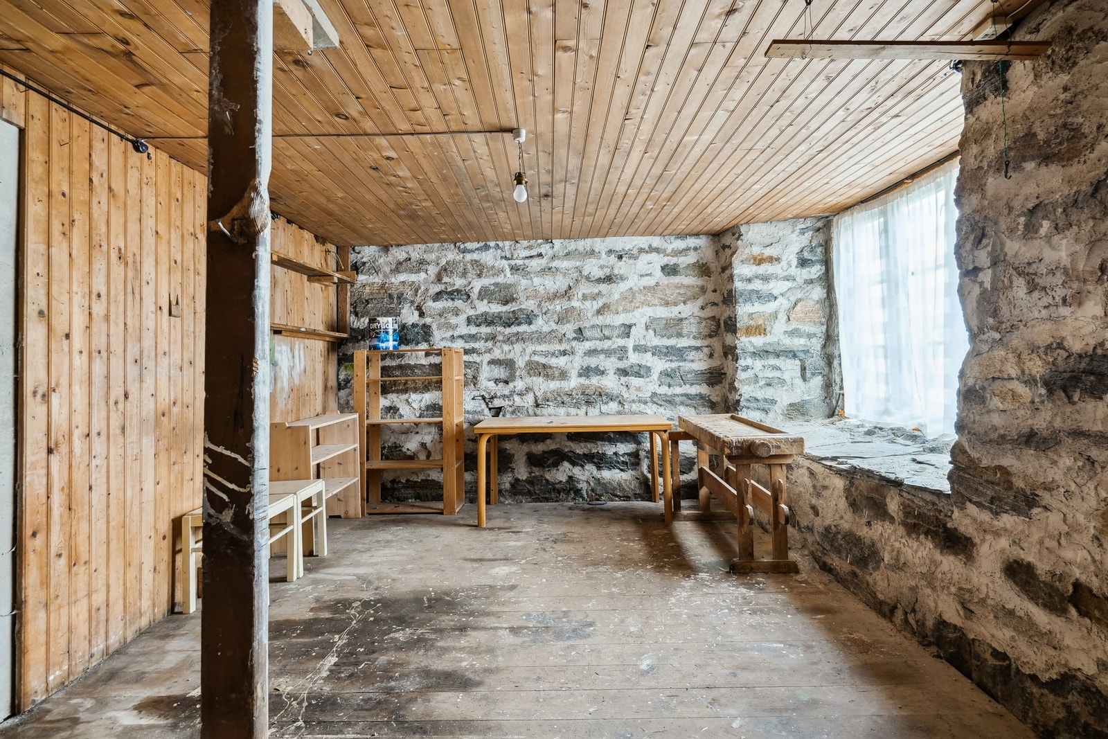 Verksted eller bodrom. Galleribilde